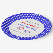 少しの爆竹が近づいている ペーパープレート (アングル)