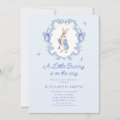 少しの間、青いベイビーシャワーのお知らせ うさぎさんが生まれます 招待状 (正面)