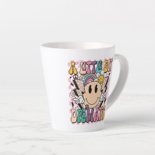 少しドラマチックなグルーヴおもしろいィーことわざ カフェラテマグ (右アングル)