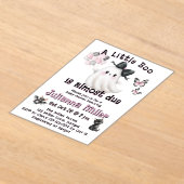 少しブーはほとんど期限が来ている – ハロウィーンの赤ちゃんシャワー アクリル招待状 (レイダウン)