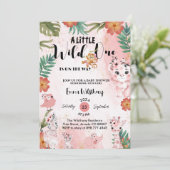 少しワイルドなサファリガール ピンクのベビーシャワー 招待状 (スタンド正面)