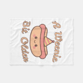 少し古いウインナソーセージは可愛くておもしろいホットな犬のバー フリースブランケット (正面(横))