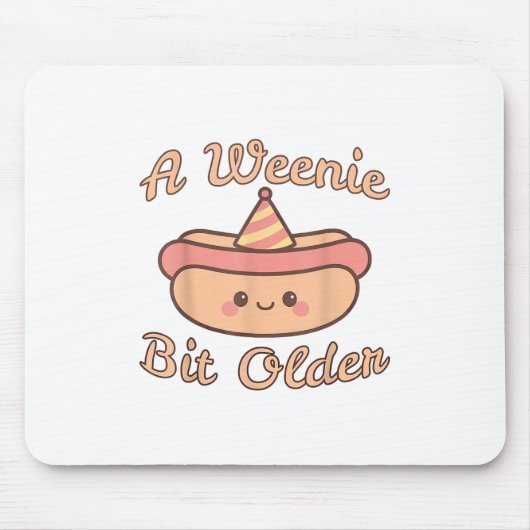 少し古いウインナソーセージは可愛くておもしろいホットな犬のバー マウスパッド (正面)
