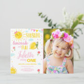 少し日光のレモネードのピンクの女の子レモン誕生日 招待状 (スタンド正面)