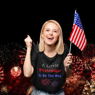 少し爆竹が妊娠の途中にある Tシャツ