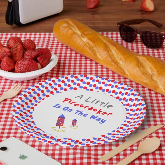 少し爆竹が進んでいる ペーパープレート (ピクニック)