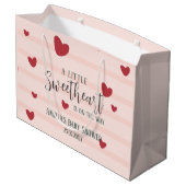 少し甘いバレンタインハートの赤ちゃんシャワー ラージペーパーバッグ (裏面アングル)