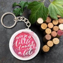 少し笑ってワインを飲む