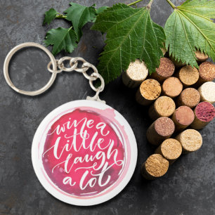 少し笑ってワインを飲む キーホルダー