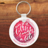 少し笑ってワインを飲む キーホルダー (裏面)