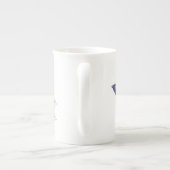 "少し興味"の青い鳥およびシャクヤク ボーンチャイナマグカップ (裏面)