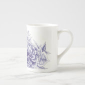 "少し興味"の青い鳥およびシャクヤク ボーンチャイナマグカップ (右)