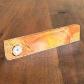 少し黄色と多くのオレンジで彫られた デスクネームプレート (側面)