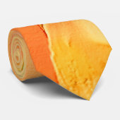 少し黄色と多くのオレンジで彫られた ネクタイ (ロール)