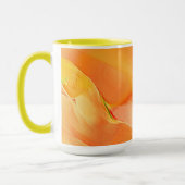 少し黄色と多くのオレンジで彫られた マグカップ (左)