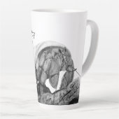 少ないクラビーにコーヒーが必要エクアドルの保護者カニアート カフェラテマグ (右アングル)