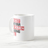 少なくとも女性に対する戦争は順調に進んでいる コーヒーマグカップ (正面左)