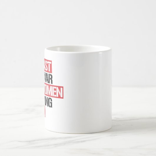 少なくとも女性戦争は順調に進んでいる コーヒーマグカップ (中央)
