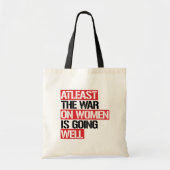 少なくとも女性戦争は順調に進んでいる トートバッグ (正面)