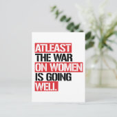 少なくとも女性戦争は順調に進んでいる ポストカード (スタンド正面)