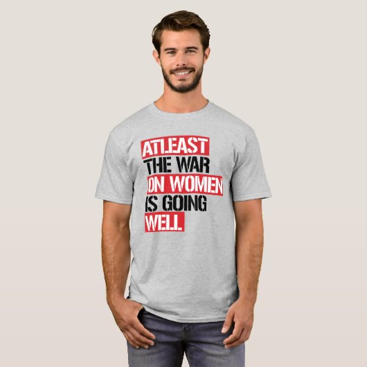 少なくとも女性戦争は順調に進んでいる Tシャツ (正面フル)