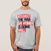 少なくとも女性戦争は順調に進んでいる Tシャツ (正面)