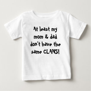 少なくとも私のお母さんは及びパパに同じ一族がありません! ベビーTシャツ