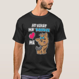 少なくとも私のヨークシャーテリアは私のかわいいヨークシャー・テリアを愛している Tシャツ