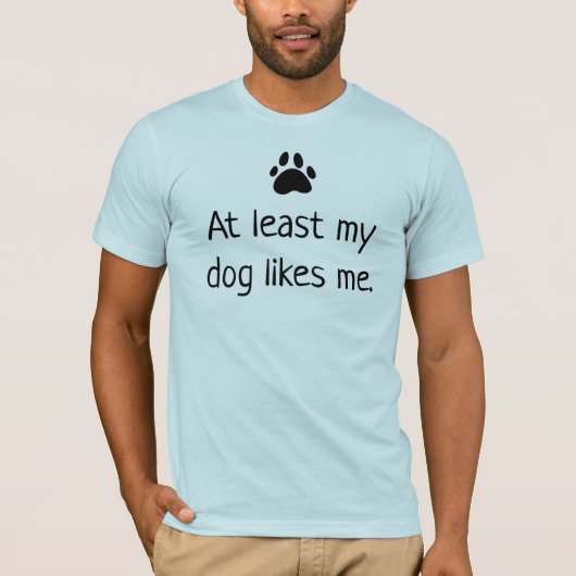 少なくとも私の犬は私のTシャツが好きだ Tシャツ (正面)