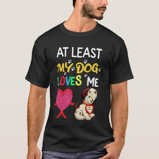 少なくとも私の犬は私を愛している Tシャツ (正面)