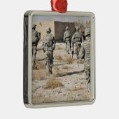 少人数の武器攻撃に応える兵士 メタルオーナメント (右)