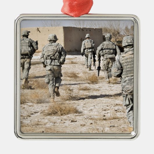 少人数の武器攻撃に応える兵士 メタルオーナメント (正面)