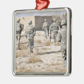 少人数の武器攻撃に応える兵士 メタルオーナメント (左)