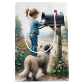 少女が封筒を郵便箱に投函する ミディアムペーパーバッグ (正面)