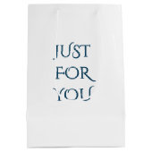 少女が封筒を郵便箱に投函する ミディアムペーパーバッグ (裏面)