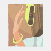 少女が目覚まし時計のスヌーズボタンを押す手 フリースブランケット (正面)