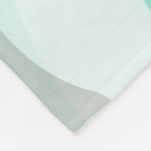 少女が目覚まし時計のスヌーズボタンを押す手 フリースブランケット (角)