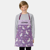 少女たちがかわいい紫の一角獣絵の子ども エプロン (着用した状態)