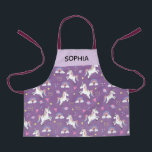 少女たちがかわいい紫の一角獣絵の子ども エプロン<br><div class="desc">このかわいい紫お洒落の子どもエプロンデザインは、一角獣の漫画、惑星、星、冠、虹、ハートの模様が描かれ、女の子の名前でパーソナライズされたもかまいません。料理人や庭師にとって最高の魔法の贈り物だ！</div>