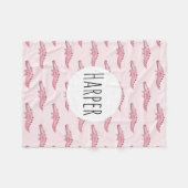 少女のかわいいピンクのサファリワニの柄と名前 フリースブランケット (正面(横))