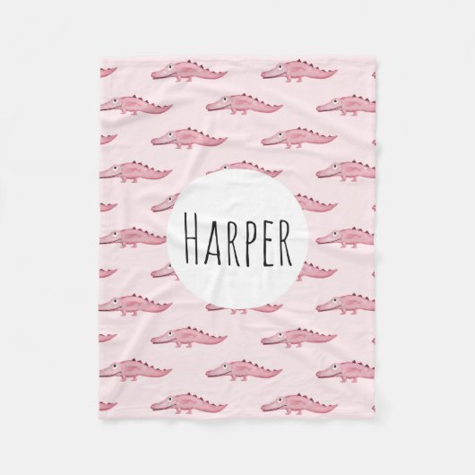少女のかわいいピンクのサファリワニの柄と名前 フリースブランケット (正面)