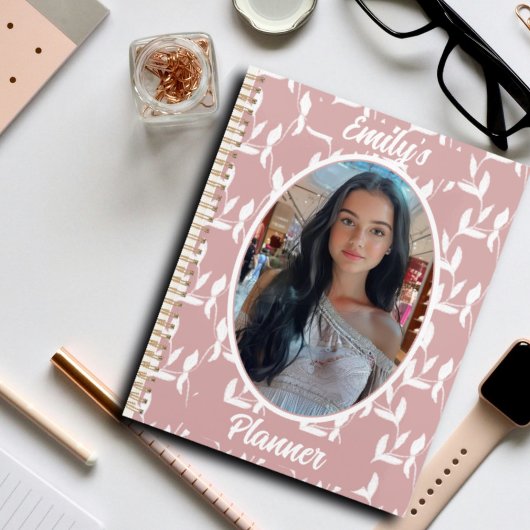少女の写真と名前 – ピンクの葉のパターン プランナー手帳