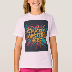 少女はクスクスのマスターTシャツを着て楽しむ Tシャツ