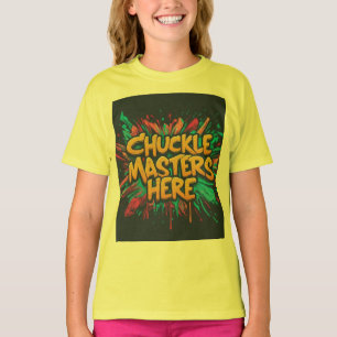 少女はクスクスのマスターTシャツを着て楽しむ Tシャツ