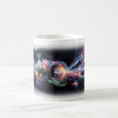 少年が輝くデジタル宇宙に足を踏み入れるマグカップ コーヒーマグカップ (中央)