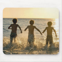 少年たちが海に飛び込む