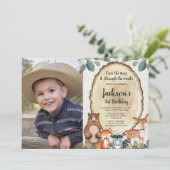 少年と森の動物のログハウス風の森の誕生日写真 招待状 (スタンド正面)