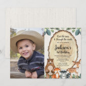 少年と森の動物のログハウス風の森の誕生日写真 招待状 (正面/裏面)