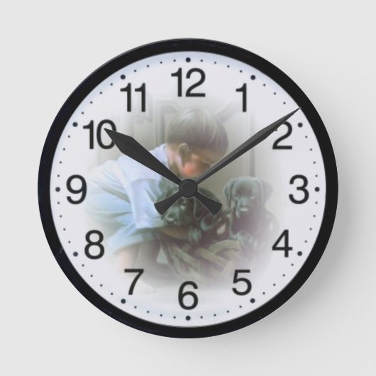 少年と犬たち ラウンド壁時計 (正面)