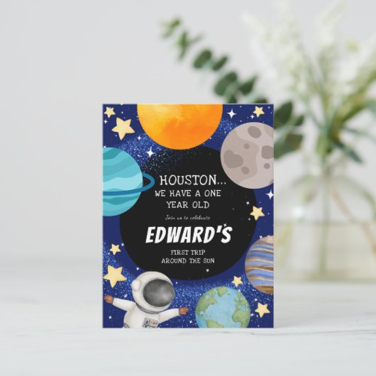 少年のかわいい宇宙1歳の誕生日招待状 ポストカード (スタンド正面)